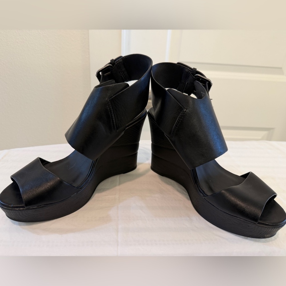 NWOT - Bull Boxer Black Wedge Sandals with Buckle Strap - Picture 3 of 12